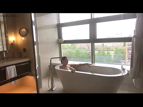 ❤️ Milžiniškas kūdikis aistringai masturbuoja savo putę vonios kambaryje ❤️ Porno fb prie mūsų ☑