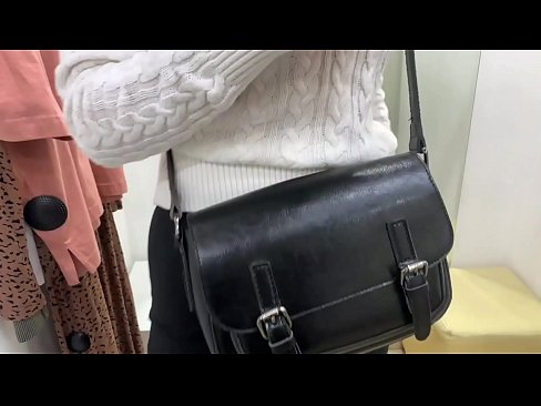❤️ Vieša jaunos kalės FeralBerry masturbacija su dildo aprangos kambaryje ❤️ Porno fb prie mūsų ☑