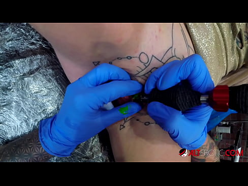 ❤️ Itin tatuiruota karšta Sully Savage gavo tatuiruotę ant savo klitorio ❤️ Porno fb prie mūsų ☑