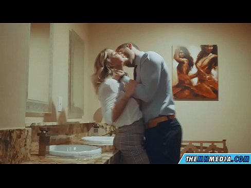 ❤️ Kai krūtininga blondinė vilioja tave viešajame tualete ❤️ Porno fb prie mūsų ☑